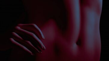 erotyczne zdjęcie brzucha nagiej laski z dłonią na nim