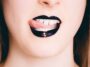 kuszące usta pomalowane czarną szminką